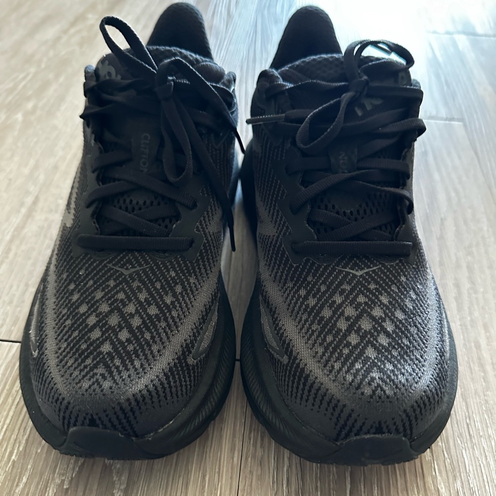 Hoka Clifton 9 - Black, men’s Sz 8